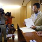 Los diputados del PSOE Antonio Hernando y Pedro Saura, presentando la enmienda.
