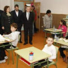 El viceconsejero de Educación (primero por la izquierda), junto a las autoridades, en la inauguració