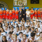 La selección española femenina de baloncesto posa con niños y niñas de Madrid.