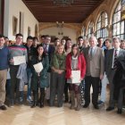 Los alumnos acreditados y sus profesores posan con las autoridades en los Guzmanes.