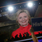 Hillary Clinton se dirige, vía vídeo desde Nueva York, a los asistentes a la convención demócrata, este martes.