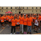 Corredores participantes en la carrera en la meta de salida, ayer en la plaza de San Marcos.