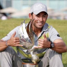 Lazarrábal posa con el trofeo que le acredita como ganador del torneo de Abu Dabi.