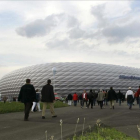 Seguidores del Bayern llegando al Allianz Arena.