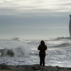 Temporal de viento y olas en la playa de la Barceloneta.