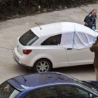 La policía rodea el coche en el que apareció la última víctima de la violencia machista.