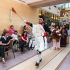 El taconeo del mártir se escuchó ayer en un centro comercial.