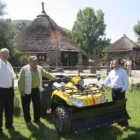 Monteserín y Aznar posan a ambos lados del quad quitanieves presentado ayer en Balboa
