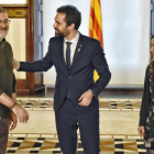El presidente del Parlament, Roger Torrent, saluda a los diputados de la CUP Carles Riera y Maria Sirvent.
