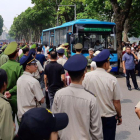 Policías rodean a manifestantes durante una protesta en las calles de Hanoi (Vietnam).