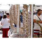 Transeúntes observan las distintas ristras expuestas en los tenderetes de la XXIX Feria del Ajo de Veguellina.MARCIANO PÉREZ