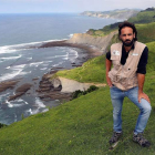 El geólogo Asier Hilario en el Geoparque de la Costa Vasca. J.J.GUILLEN