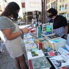 Una joven, buscando libros ayer, en el primer día. ANA F. BARREDO