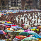 Veraneantes en la playa de Benidorm, en Alicante, el pasado agosto.