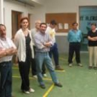 El alcalde, primero por la izquierda, inauguró un curso para discapacitados el mes pasado