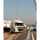 El vuelco de un camión en la A-62 causó el corte de un sentido de la vía