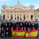 Los alumnos del Peñacorada posan con monseñor Ángel Lucio Vallejo en la Plaza de San Pedro.