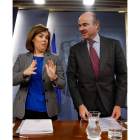 Saénz de Santamaría y De Guindos tras informar de las medidas contra el desahucio.
