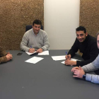 El concejal de pedanías, Manuel García, Rodrigo Valle y el edil de Deportes, en la firma. DL