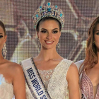 Paula Pérez, en el centro, con las dos damas de  honor. INSTRAGRAM DE MISS WORLD SPAIN