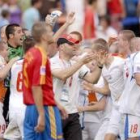 Los checos festejan la victoria ante una selección española desolada
