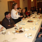 La concejala de Servicios Sociales, Doni Álvarez, se dirige a los asistentes al Café Solidario.