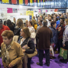 La feria recibió ayer cientos de visitas coincidiendo con la jornada festiva. F. OTERO PERANDONES