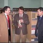 Sen entregó al presidente de la Diputación de León un ejemplar de la obra del Padre Isla