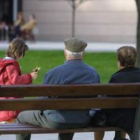 Una pareja de ancianos descansa en un banco en Ponferrada.