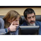 El procurador de Podemos, Pablo Fernández, y el representante de Ciudadanos, Manuel Mitadiel. NACHO GALLEGO