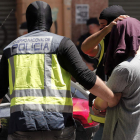 La policía traslada a un detenido por yihadismo en Valencia, en una imagen de archivo. MANUEL BRUQUE