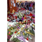 Flores y velas en Atocha en recuerdo de los fallecidos