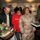 Diego Pacios y José María Voces, ayer en la entrega de regalos al niño