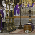 Varios religiosos portan el féretro del arzobispo emérito de Valladolid, momentos antes del funeral.