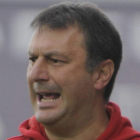 Dima Khomchenovskyy, muy apagado ayer en El Alcoraz, pelea por el balón con un defensa del Huesca en un momento del choque de ayer.