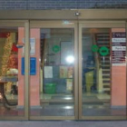 La entrada del Ayuntamiento de Villaquilambre se ha adornado con un árbol y un reno luminosos.