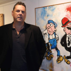 El artista leonés Ernesto Rodera posa ante una de sus obras.