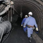 Dos mineros se adentran en una explotación de extracción de carbón de la provincia.