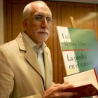El escritor leonés Luis Mateo Díez presentó ayer en Valladolid su novela «La piedra en el corazón»
