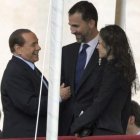 Los príncipes de Asturias saludan a Berlusconi.