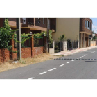 El Camino de la Cruz es la calle por la que los peregrinos entran a Trobajo; carece de aceras en algún tramo y de carril bici.