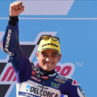 El madrileño Jorge Martin (Honda) celebra su victoria, en Motorland, que lo coloca, destacado, al frente del Mundial de Moto3.