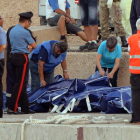 Efectivos del cuerpo de rescate recuperan los cadáveres del naufragio.