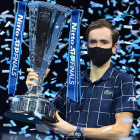 Medvedev posa con el trofeo que le acredita como vencedor de ls Finales ATP de 2020. ANDY RAIN