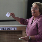 Michelle Bachelet deposita su voto, este domingo en Santiago de Chile.