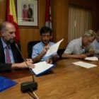 Momento en el que se produjo la firma del convenio en el Ayuntamiento de Bembibre