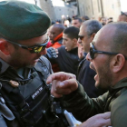 Un palestino se enfrenta a un policía israelí en Jerusalén.