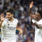 Marco Asensio, autor del gol del triunfo del Real Madrid, es felicitado por su compañero Vinicius. ARAGÓN