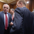 Kasparov charla con varios senadores druante un receso de su comaprecencia ante el Senado de EEUU.
