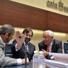 Manuel Escribano, en el centro, durante una asamblea general de Caja Segovia.